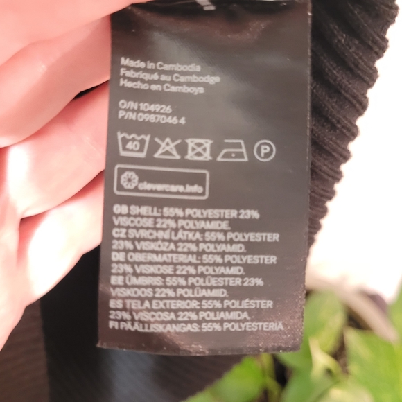 SIZE L.  NWT.  H&M Black fitted sweater. - Picture 3 of 4